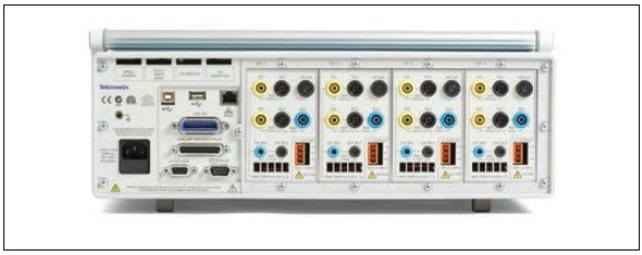 Obr. 2 Zadní panel s moduly a porty